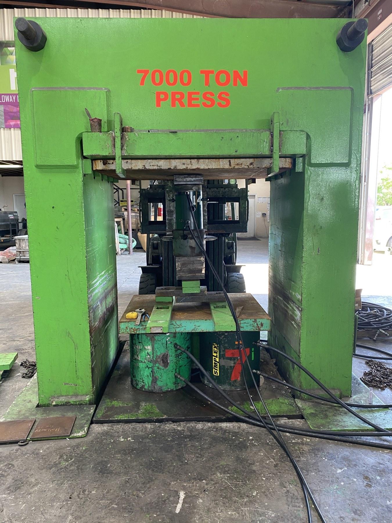 Test fixture loading a locking pin and pocket assembly
