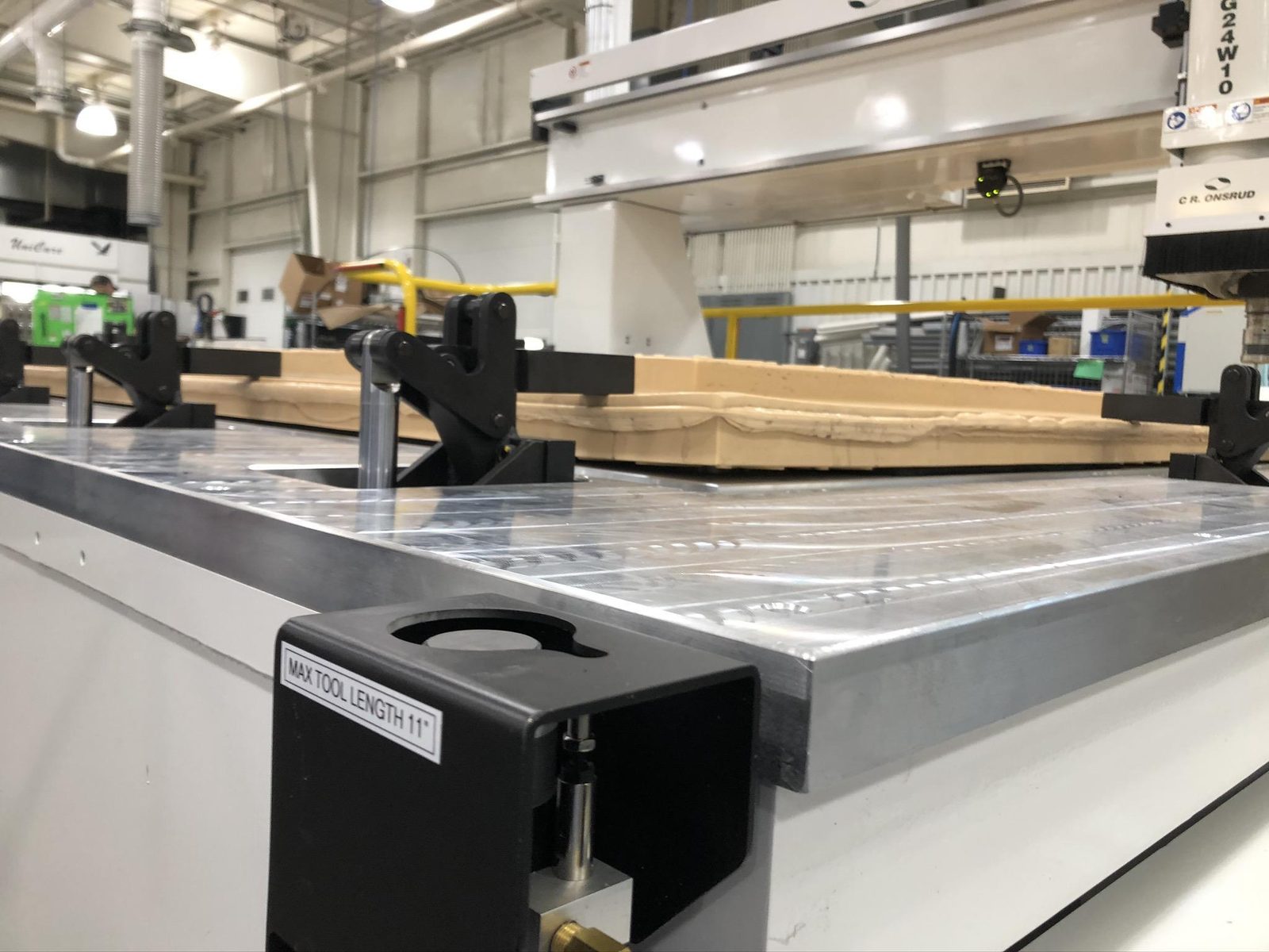 Factory acceptance test of the pneumatic hold-down system on a warped mat